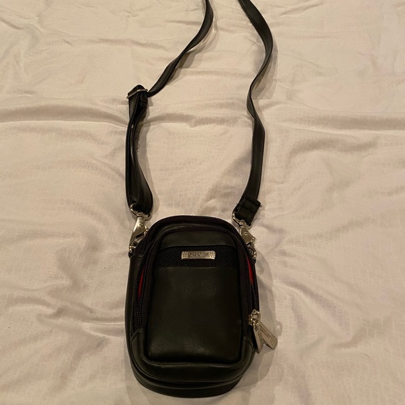 Kenneth Cole camera/crossover bag - Picture 2 of 5